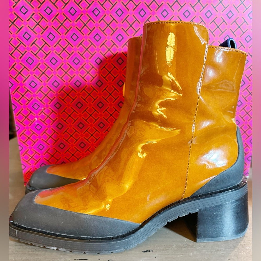 Tory Burch patent leather expedition boot tan/cobalt size 8.5